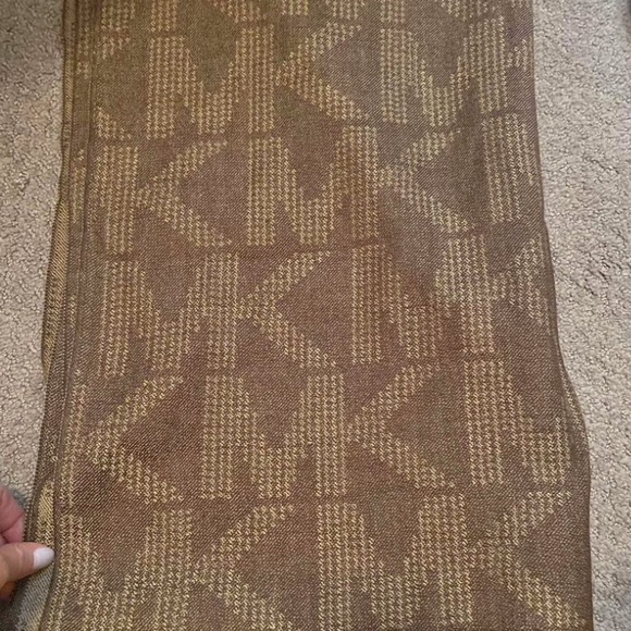 BNWT MK Michael Michael Knors silver scarf - Picture 1 of 4